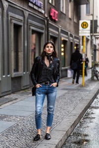 The-Fashion-Fraction-Outfit-Inspiration-Berlin-Trip-Jeans-Outfit-Ideas-Gucci-Princetown-Fur-Trimmed-Slippers-Valentino-Rockstud-Bag-Swiss-Fashion-Blogger-Schweizer-Mode-Blog-Bloggerin-1